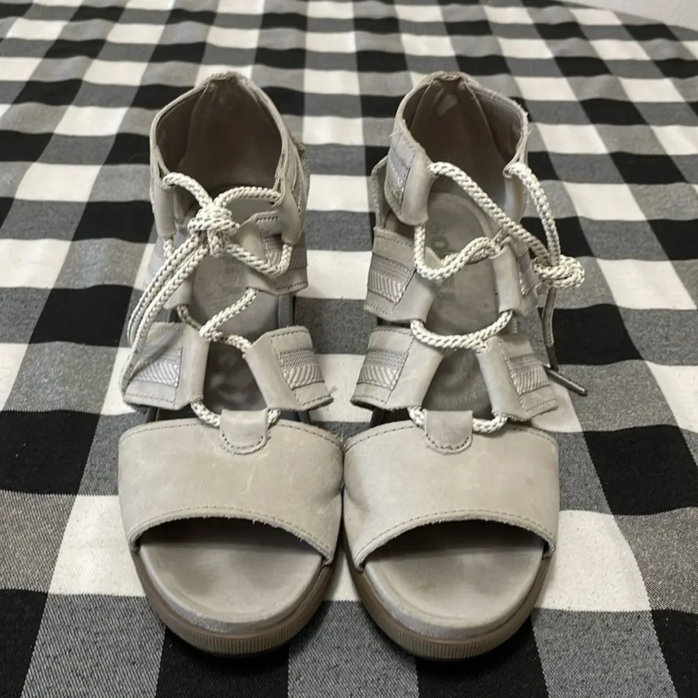 SOREL Joanie Lace Sandals Women's 9.5 Gray Leather Canvas Peep Toe Wedge Lug